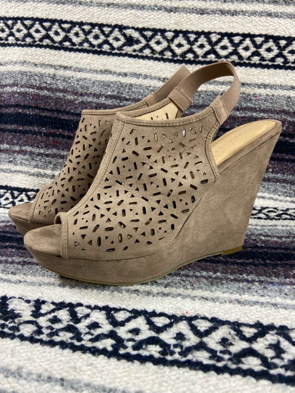 Chinese Laundry Taupe Platform Perforated Peep Toe Wedge Sandals High Heels 11